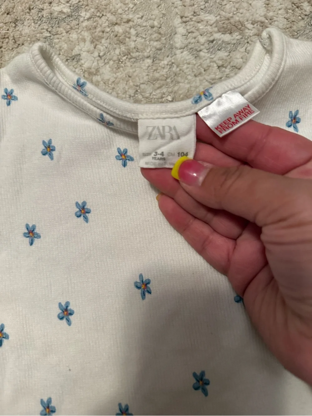Zara Cream Short Sleeve Tee with Small Blue Flower Embroidery size 3/4